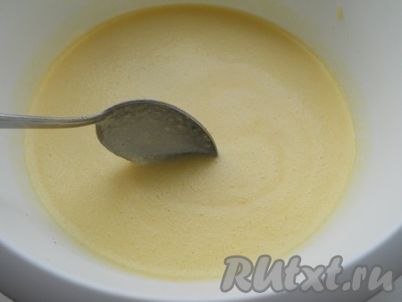 Взбить яйца с сахаром миксером в течение 3-4 минут (масса должна посветлеть и увеличиться в объёме), затем влить остывшее растопленное масло (или маргарин), перемешать. Влить сироп и ещё раз хорошо перемешать.