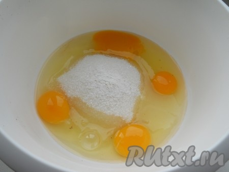 К яйцам добавить сахар и ванилин.