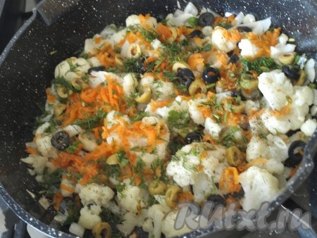 Обжариваем лук на сковороде с разогретым растительным маслом примерно 2-3 минуты на среднем огне, помешивая, затем добавляем морковку, перемешиваем. Жарим до мягкости морковки (минут 8-10), не забывая периодически овощи перемешивать. Затем добавляем в сковороду отваренную цветную капусту, оливки и укроп, солим и перчим по вкусу, перемешиваем.