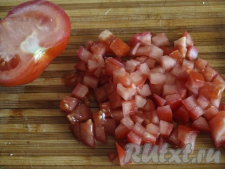 Также нарезать помидоры. Помидоры лучше брать твёрдые, чтобы они хорошо резались кубиками, не давая много сока.
