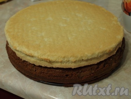 Остывший шоколадный бисквит разрезать на 2 коржа. Белый бисквит оставить как есть, разрезать его не надо.

