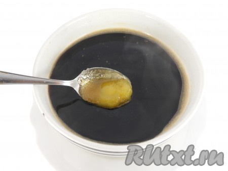 В 200 миллилитров кипятка всыпать 2-3 столовых ложки растворимого кофе, перемешать. В получившийся крепкий горячий кофе добавить сахар и мёд, перемешать до полного их растворения. Дать кофейному сиропу немного остыть.