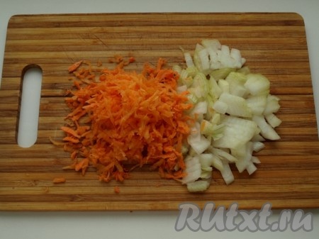 Лук, чеснок и морковь очищаем. В сковороде прогреваем растительное масло, выкладываем мелко нарезанный лук и натёртую на крупной тёрке морковь, обжариваем на среднем огне до мягкости овощей (в течение 7-8 минут), затем добавляем измельчённый чеснок, варёный рис, специи для плова, солим по вкусу, хорошо перемешиваем, накрываем сковороду крышкой и протушиваем на медленном огне 3-5 минут, за это время пару раз перемешиваем. Снимаем рис с овощами с огня, даём остыть.
