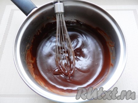Приготовить глазурь. В кастрюльке растопить сливочное масло, добавить сахарную пудру и перемешать до полного растворения. Добавить сметану, довести до кипения, всыпать какао, немного поварить до загустения (3-4 минуты), не допуская кипения глазури.