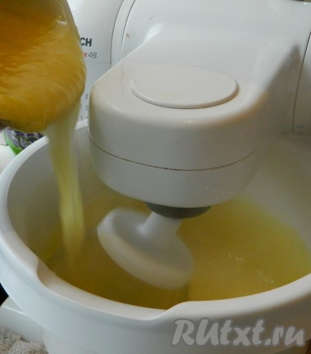 Горячую лимонную массу вливать постепенно в желтки, одновременно перемешивая миксером.