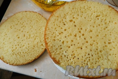 Разрезать бисквит, приготовленный в мультиварке, на 2-3 коржа (я разрезала на 2 коржа), пропитать сиропом.
