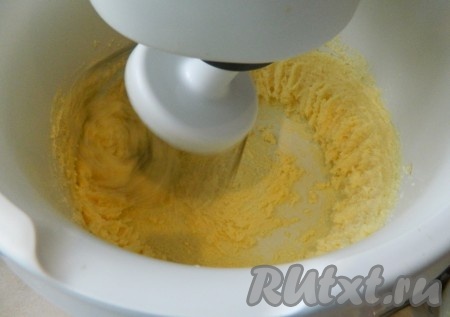 Для приготовления теста разделить яйца на белки и желтки. Взбить масло с сахаром, добавить желтки, ванилин, соду, попеременно ввести муку и молоко.
