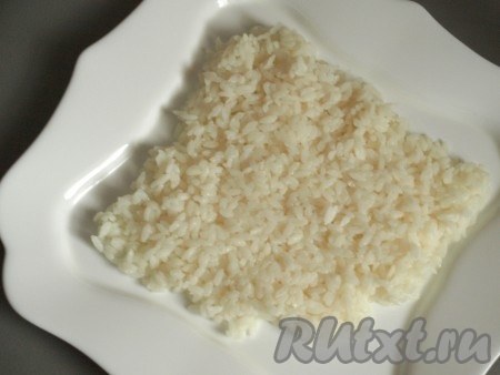 Рис отварить до готовности и выложить на блюдо в виде морской раковины.
