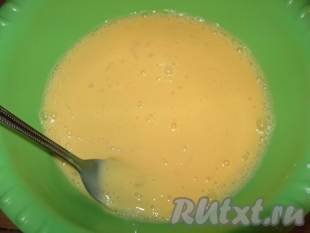 Яйца, молоко, соль соединить в миске и перемешать вилкой до полного смешивания белков и желтков.