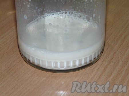 В тёплом молоке развести дрожжи с парой ложек муки и сахара. Поставить опару в тёплое место на 15 минут. 
