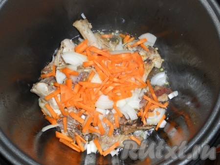 Выставить режим мультиварки "Выпечка" или "Жарка" на 10 минут. Затем добавить порезанный кусочками лук и морковь, нарезанную брусочками. Готовить на том же режиме еще 10 минут.
