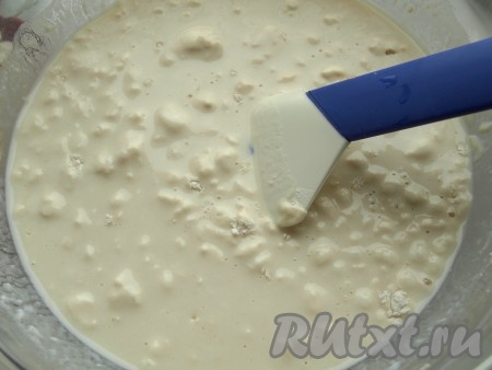 Затем добавляем тёплое молоко и муку, смешанную с разрыхлителем.
