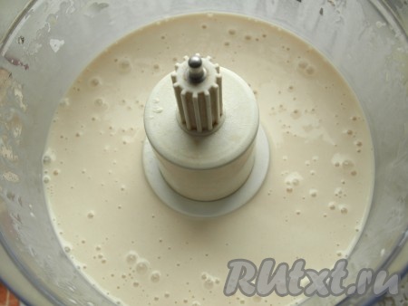 Полученную массу взбиваем блендером (или тщательно перемешиваем), чтобы тесто стало однородным, без комочков. 
