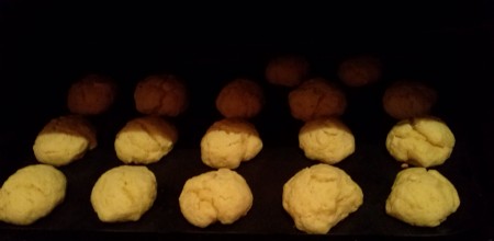 Шаг 7. Все печенье ставим в духовку на 10-15 минут в зависимости от мощности (противень смазывать не обязательно, так как тесто уже содержит масло и прилипать не должно). 