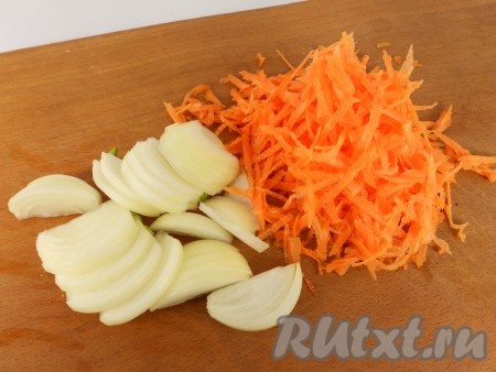 Морковь и лук очистить. Лук нарезать полукольцами, морковь натереть на крупной тёрке.