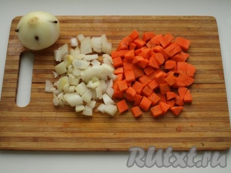 Для приготовления маринада кубиком нарезаем одну репчатую луковицу и морковь. Во вторую репчатую луковицу, сделав надрезы, вставляем гвоздику (в оригинальном рецепте нужен лук-шалот, но я обошлась репчатым).
