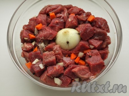 Порезанное мясо, лук и морковь кладём в стеклянную (или керамическую) посуду, посыпаем толчёным чёрным перцем.
