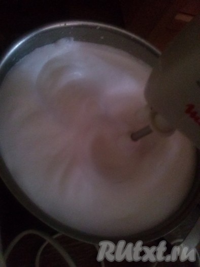 Для того чтобы взбить сливки, предварительно охлаждаем молоко, посуду, венчики.

Пока остывают блины приступаем к приготовлению крема. Сухие сливки высыпаем в посудину, заливаем 150 мл молока и взбиваем. Взбивать сливки нужно на маленькой скорости, после увеличения массы увеличить скорость и взбивать 3-4 минуты.
