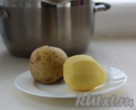 Чистим картофель, нарезаем и добавляем в готовый куриный бульон.

