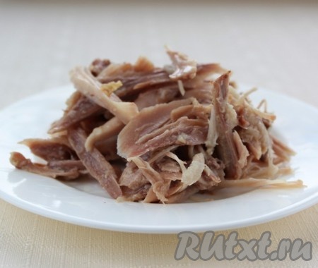 Вареное куриное мясо разобрать на волокна и добавлять в тарелки с готовым супом.
