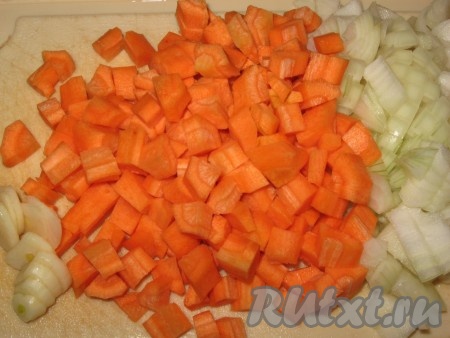 Морковь и лук очистить, нарезать на небольшие кубики.