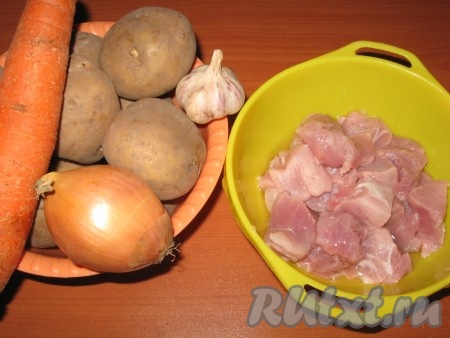 Подготовить продукты для приготовления свинины с картошкой и овощами в рукаве в духовке. Свинину промыть, обсушить, нарезать на небольшие кубики, переложить в миску.