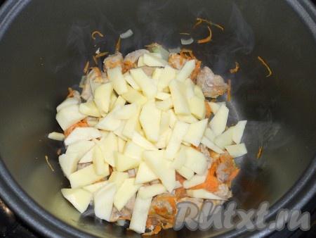 Картофель очистить и нарезать небольшими кусочками, добавить к остальным ингредиентам после окончания жарки.