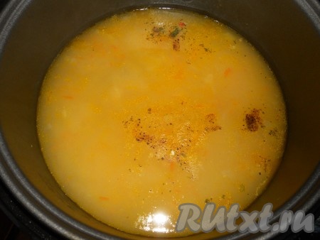 Влить горячую воду. Выставить режим мультиварки "Тушение" на 2 часа. За 10 минут до готовности добавить в суп соль, черный молотый перец и лавровый лист. 
