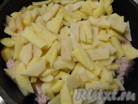 После этого добавить в сковороду к свинине порезанный небольшими кусочками картофель.
