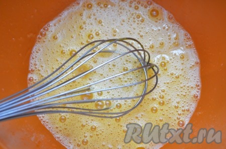 Яйца разбить в объёмную миску, добавить сахар и соль, взбить до однородности венчиком.