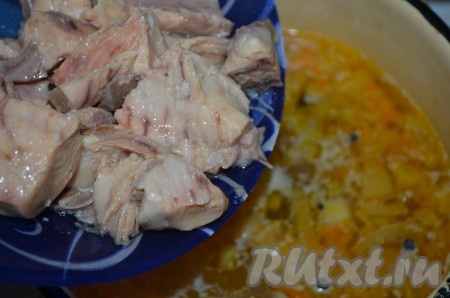 В самом конце приготовления добавить консервированного лосося, можно с жидкостью. Проварить суп 1 минуту.
