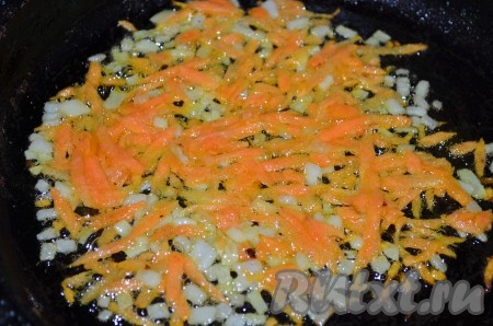 Морковь натереть, лук порезать кубиком, обжарить не небольшом количестве масла.