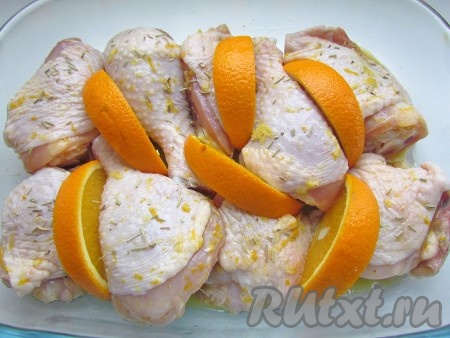 Форму для запекания смажьте растительным маслом. Положите замаринованную курицу, чередуя с апельсиновыми дольками. Посыпьте сверху сушеным розмарином.