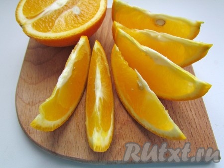 Второй апельсин вместе с кожурой нарежьте небольшими дольками.