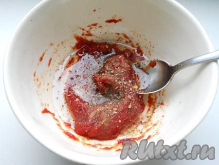 К томатно-медовой смеси добавить растительное масло, соль, чёрный молотый перец, хорошо перемешать.