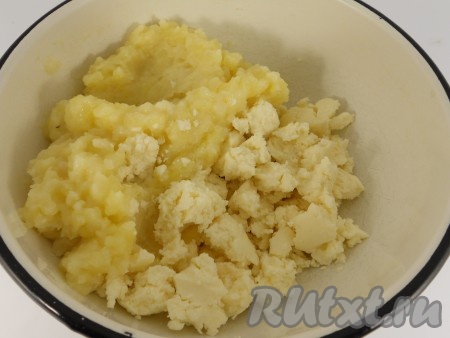 Для приготовления начинки прежде всего нужно отварить очищенный картофель до готовности (в течение минут 25) в подсоленной воде, затем воду слить и размять картошку толкушкой до однородности. Дать толчёному картофелю остыть. Затем толчёный картофель смешать с раскрошенным (или пропущенным через мясорубку) адыгейским сыром, влить 50 миллилитров горячего молока, хорошо перемешать.