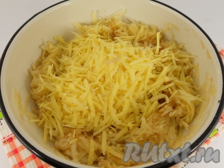 Посолить и поперчить, хорошо перемешать и добавить в картофельную массу натёртый на крупной тёрке твёрдый сыр.