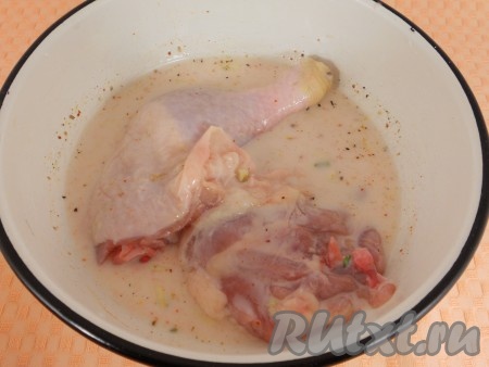 Куриные окорочка вымыть, обсушить, сделать по несколько прорезей в мясе и поместить в кефирный маринад (маринад должен почти полностью покрыть окорочка).