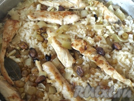 Томим рис с курицей под крышкой ещё минут 5-7 (до готовности риса), затем огонь выключаем и даём блюду настояться под крышкой минут 20.
