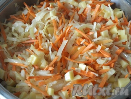 Нарезаем тонко капусту, перекладываем её в сковороду, разогретую с растительным маслом, обжариваем на среднем огне минут 5, помешивая, затем добавляем немного воды, накрываем сковороду крышкой и тушим капусту на небольшом огне минут 15, периодически помешивая. По истечении времени к капусте добавляем морковку, лук и картошку, солим и перчим.