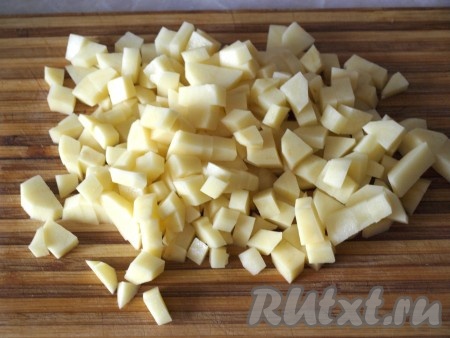 Картошку и лук очищаем и нарезаем на мелкие кубики.