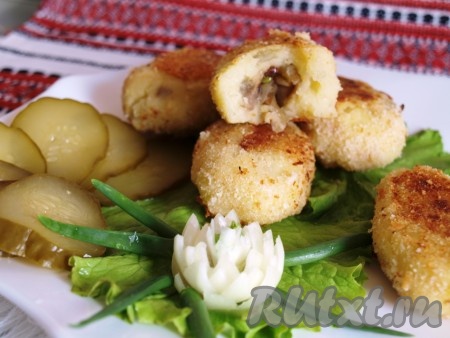 Картофельные зразы с грибами можно подать с овощами или соленьями, а при желании и со сметанкой.
