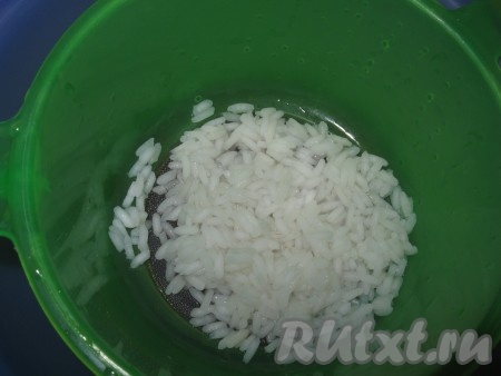А  пока подготовить начинку, для этого нужно промыть рис, выложить в кастрюлю с кипящей водой, подсолить и после закипания варить до полуготовности (в течение 10 минут), откинуть на дуршлаг, дать остыть.