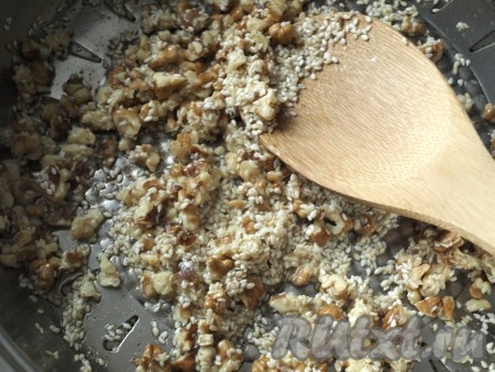 В кипящую подсоленную воду кладём брюссельскую капусту и варим минут 5, чтобы капустка осталась упругой и не разварилась. Откидываем на дуршлаг, чтобы стекла вода. Растапливаем на сковороде сливочное масло, обжариваем в нём порубленные грецкие орехи, потом добавляем кунжут и продолжаем обжаривать, помешивая, до тех пор, пока семена не впитают всё масло.

