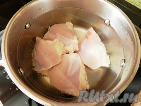 Куриные бедра вымыть, снять кожу. Залить двумя литрами воды и поставить варить. Когда вода закипит, снять пену и варить бульон в течение 45 минут.