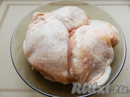 Куриные бедра (или другие части курицы) вымыть, обсушить бумажными полотенцами. Натереть смесью соли и перца, оставить на 15-30 минут.
