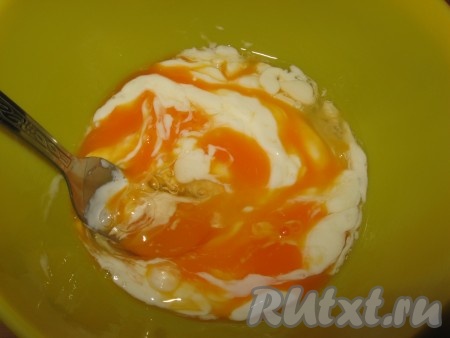 Яйца, сметану, соль и перец взбить до однородной консистенции.