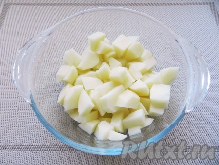 Картофель очистить и нарезать средними кубиками.