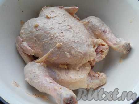 Смазать сметанной смесью курицу со всех сторон и поместить в холодильник на 3-4 часа (в идеале - на ночь).