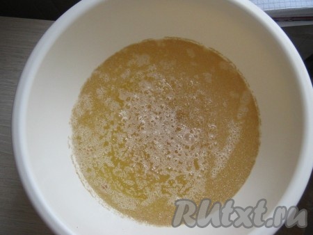 В миске смешиваем растительное масло, минералку, соль и дрожжи.
